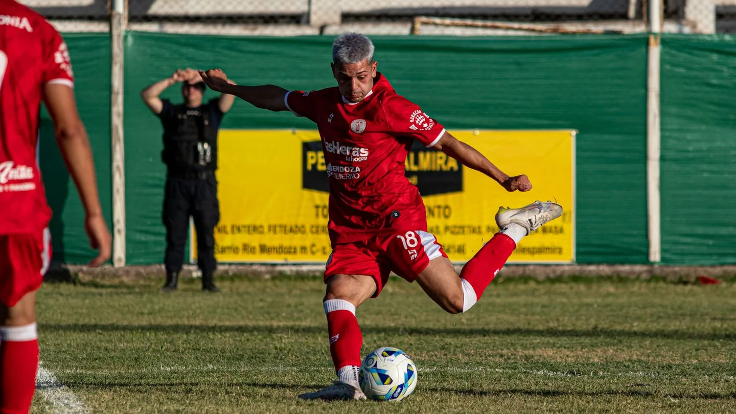 Calciatore impegnato in un’azione con il pallone
