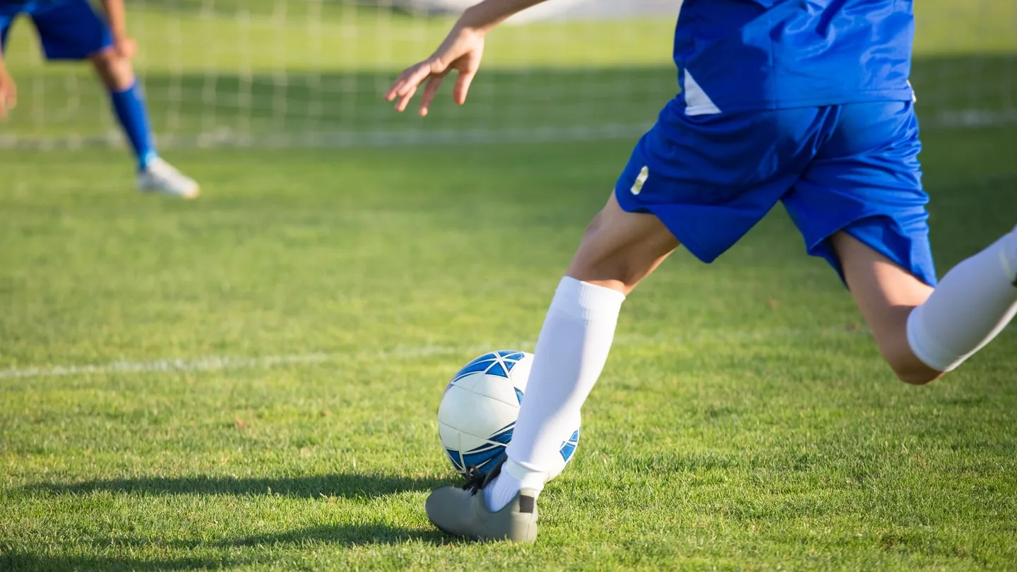 Giocatore che tira verso la porta durante un’azione di calcio