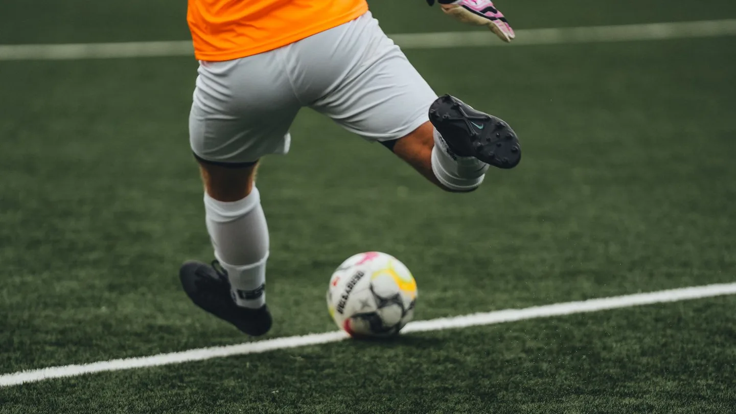 Giocatore che calcia il pallone durante una partita