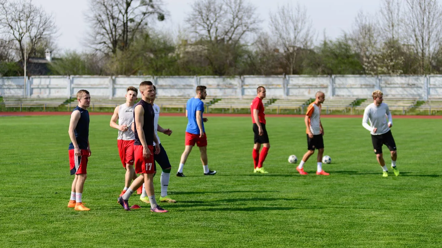Giocatori in campo durante una sessione di calcio