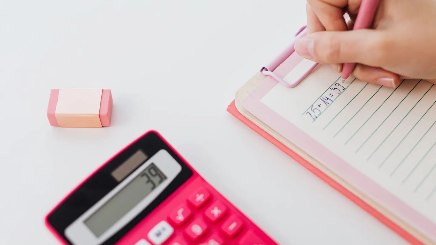 Calcolatrice e appunti per un calcolo matematico