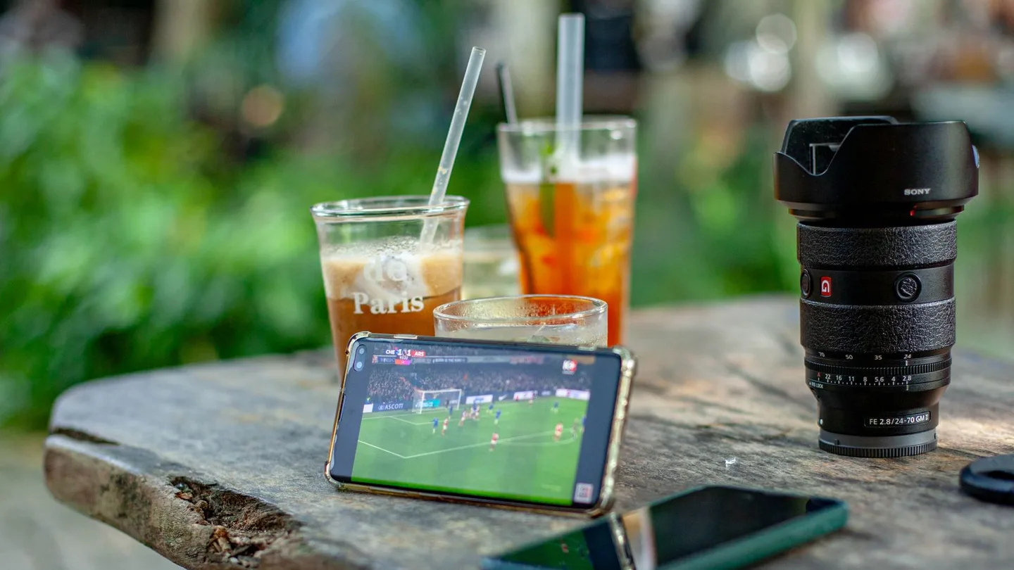 Partita di calcio seguita sullo schermo di uno smartphone