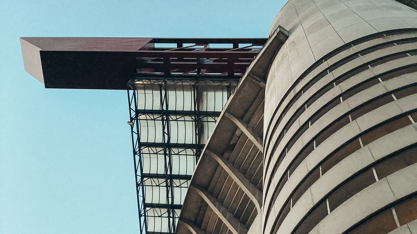 Le torri e la copertura dello stadio San Siro viste dal basso