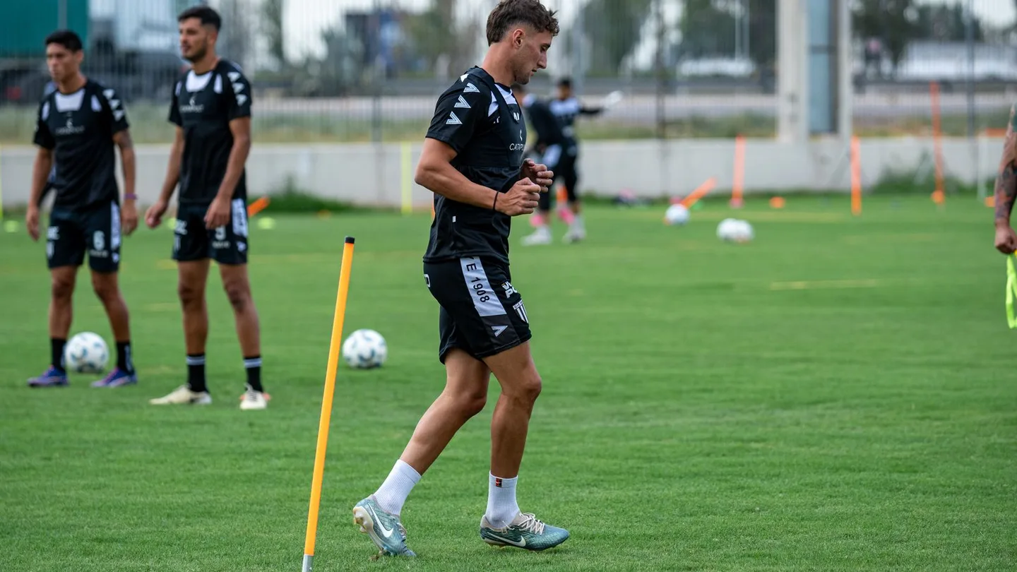 Giocatori impegnati in un allenamento collettivo sul campo