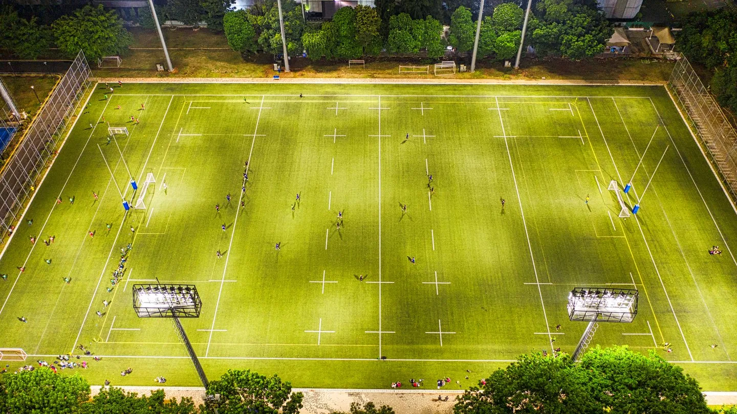 Campo da calcio illuminato visto dall’alto
