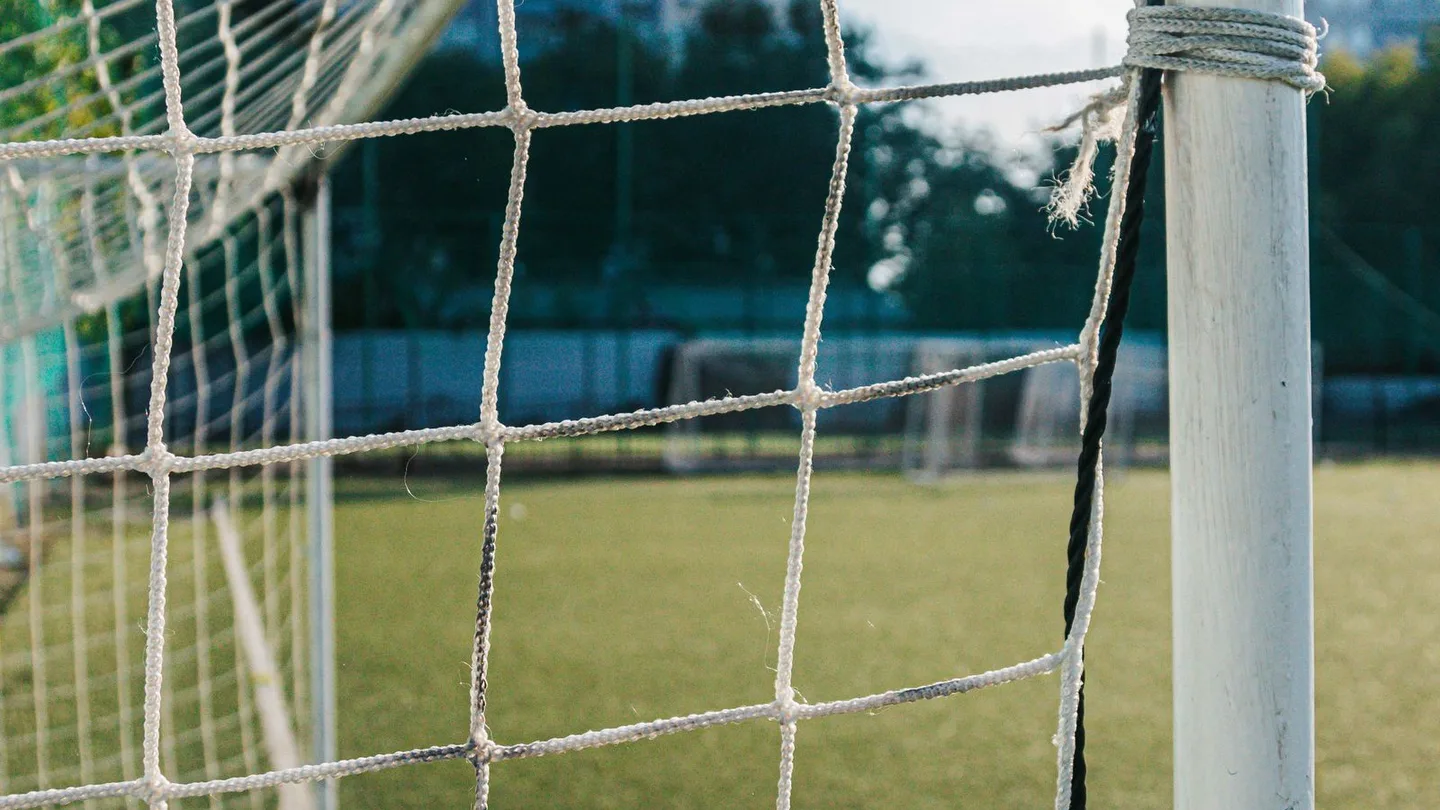 Dettaglio della rete e del palo di una porta da calcio